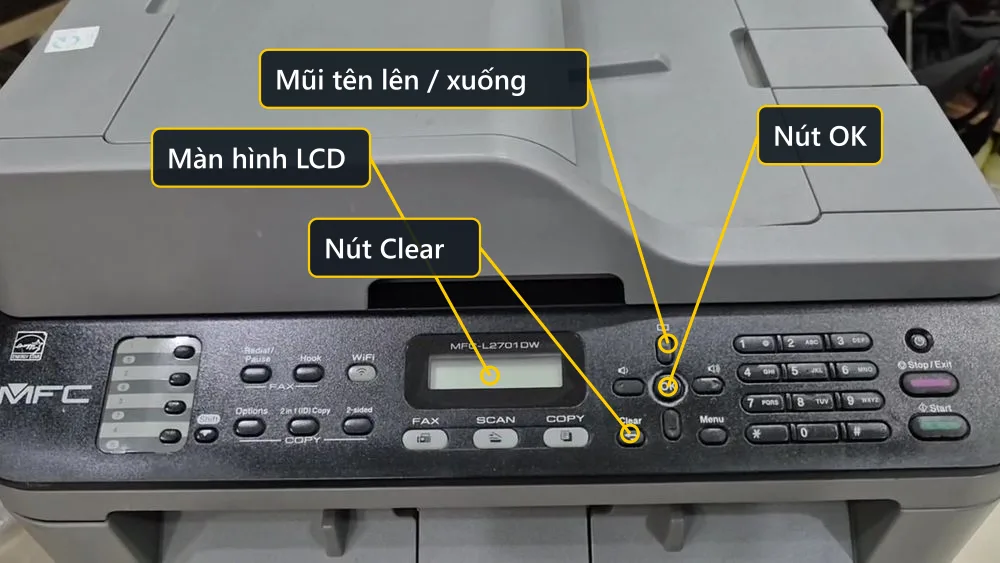 Bảng điều khiển Brother MFC-L2701DW có màn hình LCD, nút OK và phím mũi tên